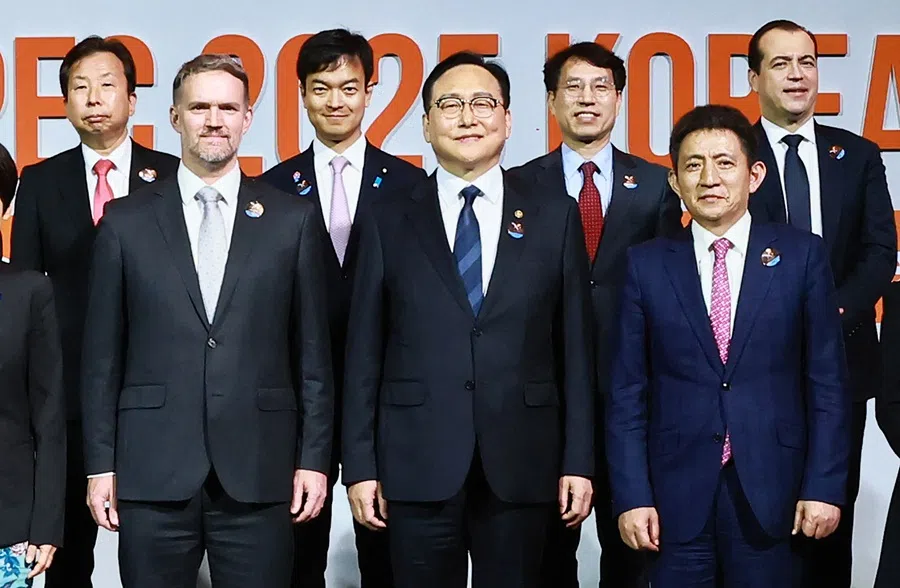 (front row) South Korean Trade Minister Cheong In-kyo (centre) stands next to US trade representative Jamieson Greer (left) and China’s international trade negotiator for China’s commerce ministry Li Chenggang (right), pose with other ministers as they attend the Asia-Pacific Economic Cooperation (APEC) 2025 Trade Ministers Meeting at the Jeju International Convention Center in Jeju on 15 May 2025.  (Yonhap/AFP)