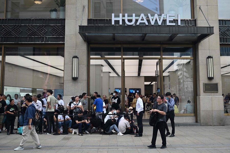 People queue up outside Huawei's flagship store in Shanghai, China, on 25 September 2023. (Rebecca Bailey/AFP)