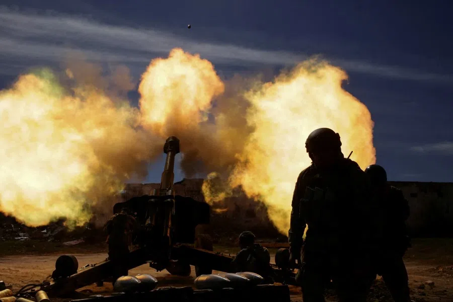 Members of the Ukrainian Volunteer Corps fire with a howitzer, as Russia's attack on Ukraine continues, at a position in Zaporizhzhia region, Ukraine, 28 March 2022. (Stanislav Yurchenko/Reuters)