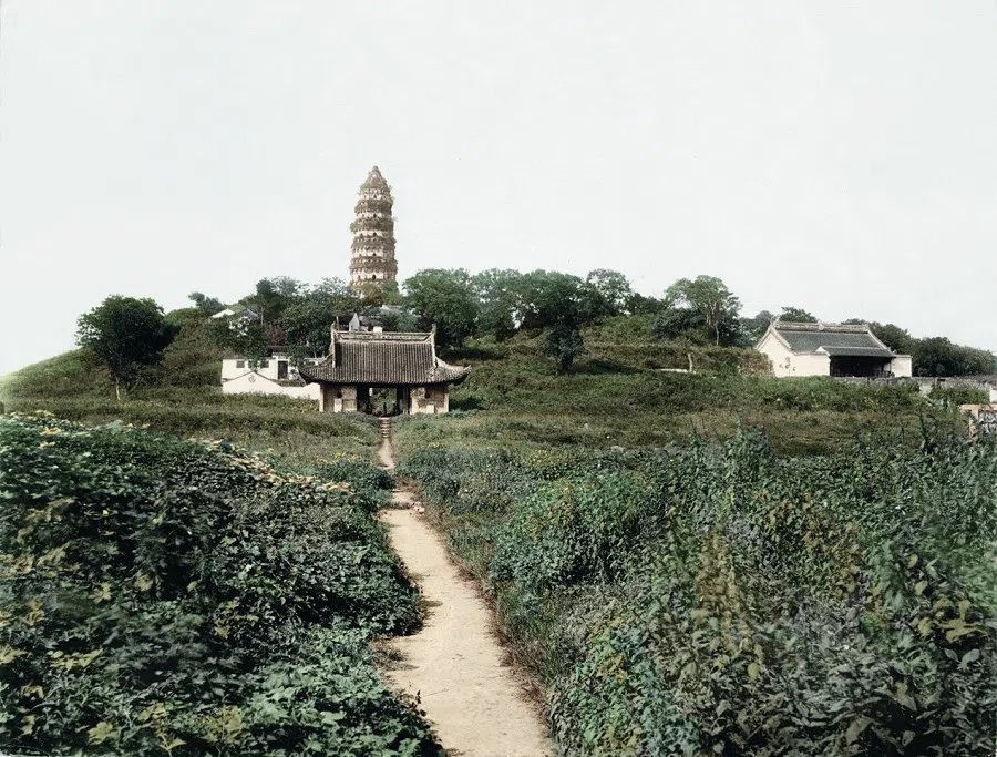 In the 1900s, Suzhou’s Tiger Hill stood as a historical site with a history going back 2,500 years.