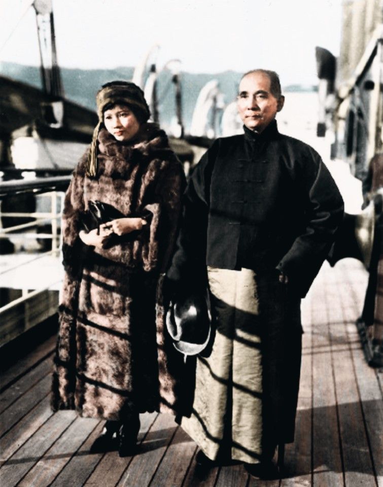 On 4 December 1924, a tired and frail Sun Yat-sen arrived in Tianjin on a ship from Japan. The photo shows Sun with Soong Ching-ling on the deck of the Japanese ship Hokurei Maru. At the time, Sun was ill and exhausted from the journey.