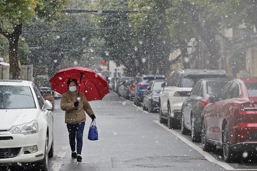 A woman walks in heavy snow in Changning district, Shanghai, 15 January 2023. (CNS)