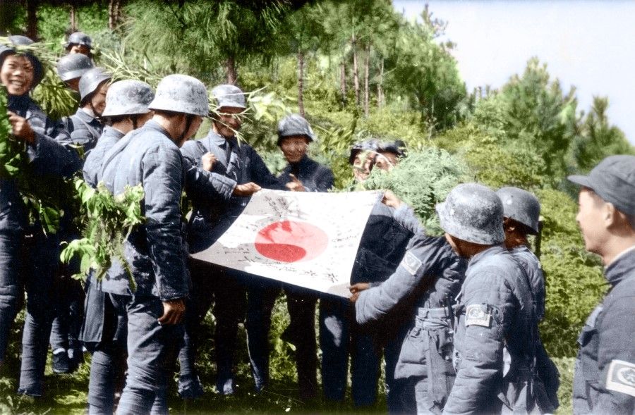 In 1939, the National Revolutionary Army won the fierce Battle of Kunlun Pass. The soldiers smile as they joyfully display a captured Japanese flag.
