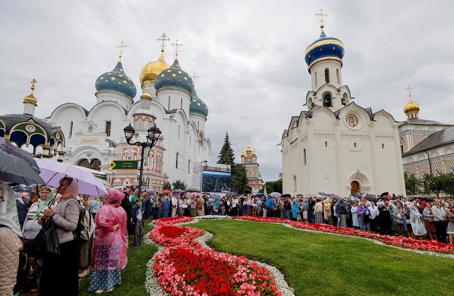 Believers gather near the Trinity Lavra of St. Sergius in the town of Sergiyev Posad, Russia, 18 July 2022. (Maxim Shemetov/Reuters)