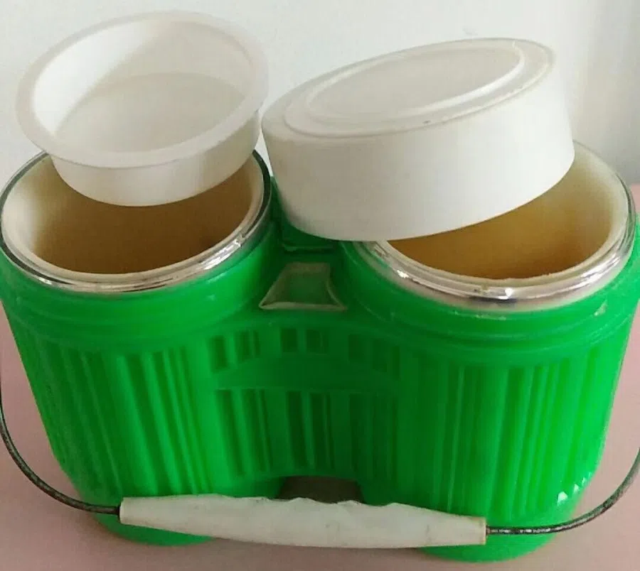 As a child, Yuting went with her mother in the summer holidays to do farm work. Her mother bought ice bars and kept them in an insulated food box, so that Yuting could cool down in the hottest part of the day.