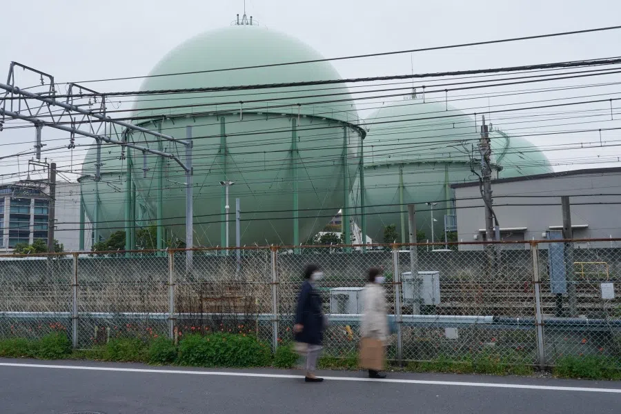 Railway tracks in front of Tokyo Gas Co. storage tanks in Yokohama, Japan, on 20 April 2022. Japan's imports jumped 31% in March from a year ago to a record value, led by crude oil, coal and natural gas, and that will translate into higher power bills in the nation that relies heavily on others for its energy resources. (Toru Hanai/Bloomberg)