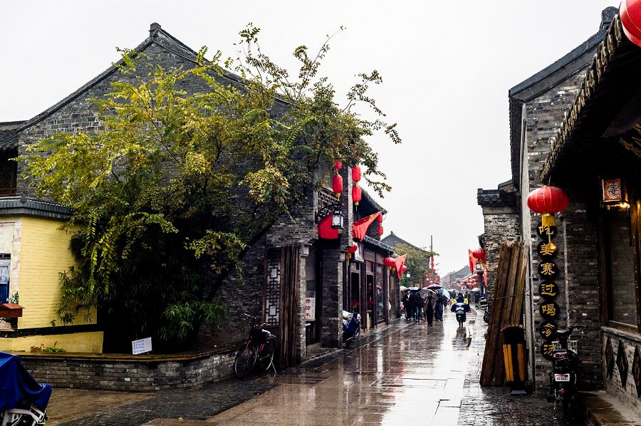 A traditional shopping street in Yangzhou. (iStock)