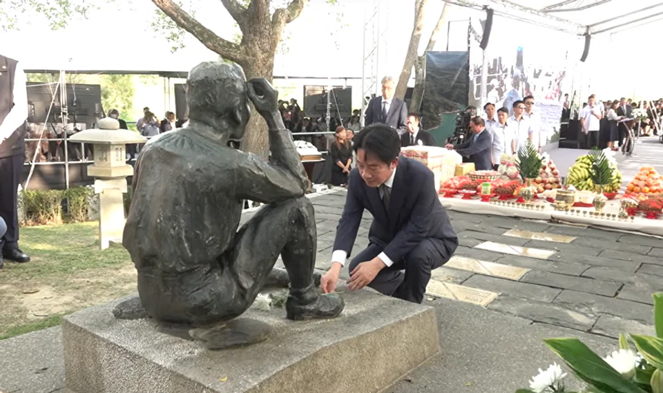 Taiwan President Lai Ching-te crouches down before Yoichi Hatta’s bronze statue. (Screenshot from video on Taiwan Presidential Office official website)