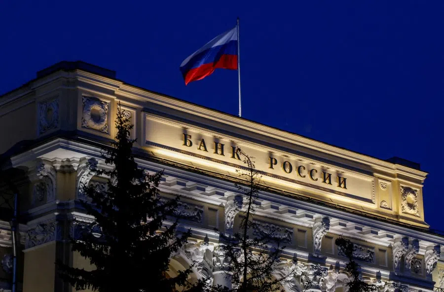 A national flag flies over the Russian Central Bank headquarters in Moscow, Russia, 27 May 2022. (Maxim Shemetov/Reuters)