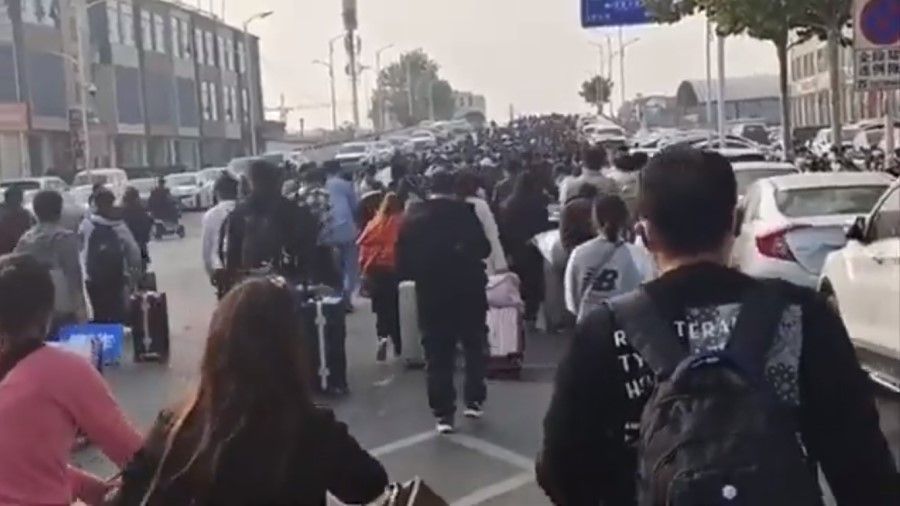 A screen grab from a video showing people leaving Foxconn in Zhengzhou. (Twitter)