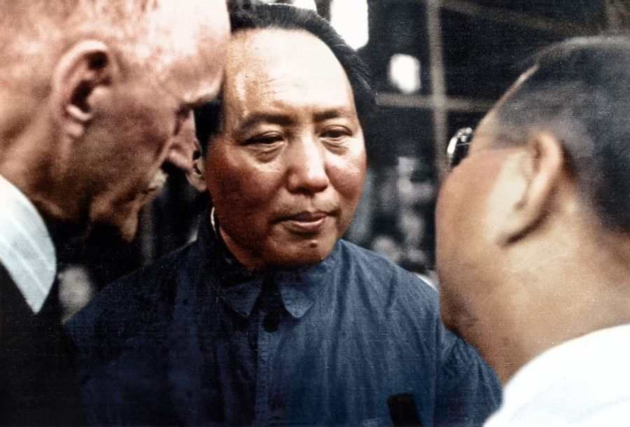 In September 1945, during the period of KMT/CCP peace talks in Chongqing, CCP chairman Mao Zedong attended a function to celebrate the war victory. The photo shows Mao chatting with guests from China and overseas.