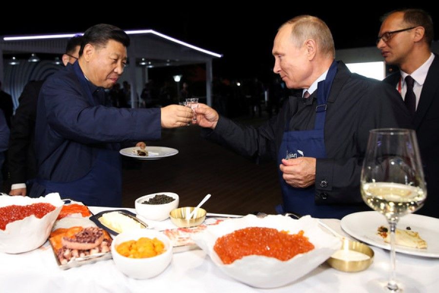 Russian President Vladimir Putin and Chinese President Xi Jinping toast during a visit to the Far East Street exhibition on the sidelines of the Eastern Economic Forum in Vladivostok, Russia, 11 September 2018. (Sergei Bobylev/TASS Host Photo Agency via REUTERS)