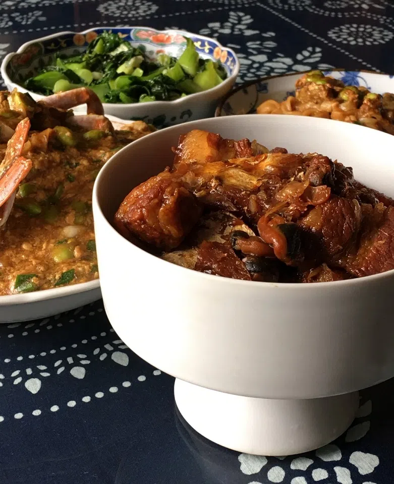 A clay pot of yellow croaker salted fish braised with pork. (Shen Jialu)