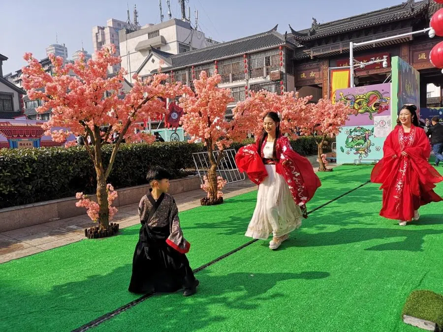 At the Han Culture Festival in Xuzhou, visitors don Hanfu to join the festivities.