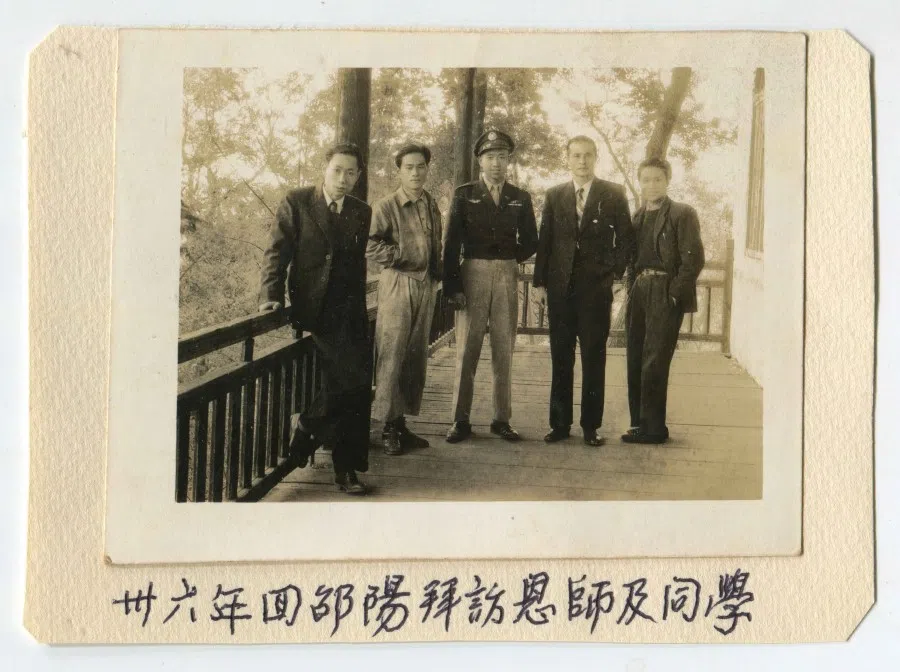 In 1947, Liu (in uniform) returned to Shaoyang and visited his mentor Liu Qixian (second from right) and former classmates.
