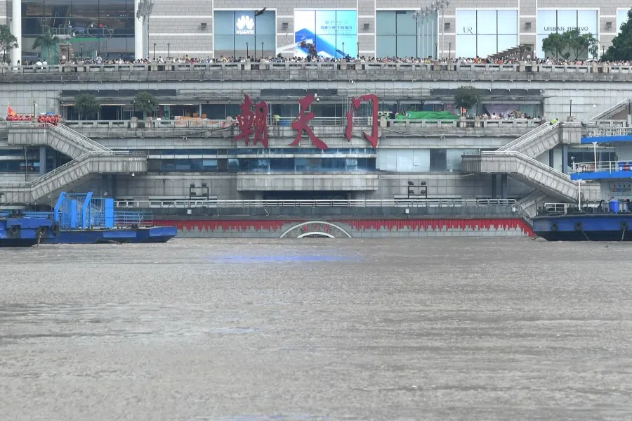 The Chaotianmen gate was submerged, leaving the words in red. (CNS)