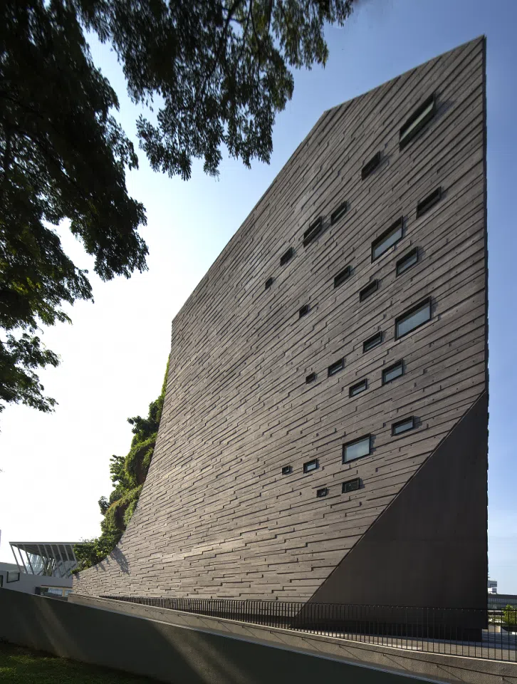 Mok Wei Wei, Lee Kong Chian Natural History Museum, 2011-2015. (Photo: Albert Lim)