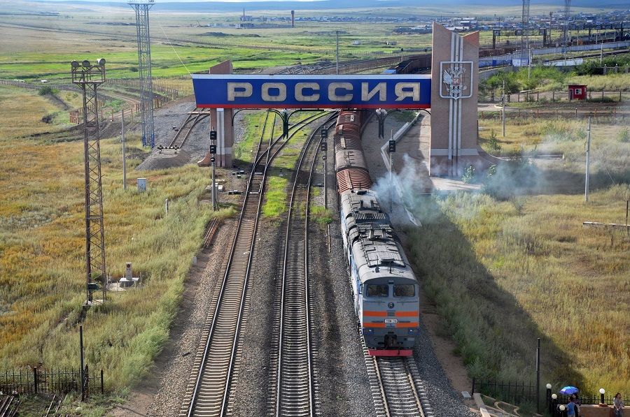 A train leaving Russia and entering China at Manzhouli. (Photo: Jack No1/Licensed under CC BY-SA 3.0)