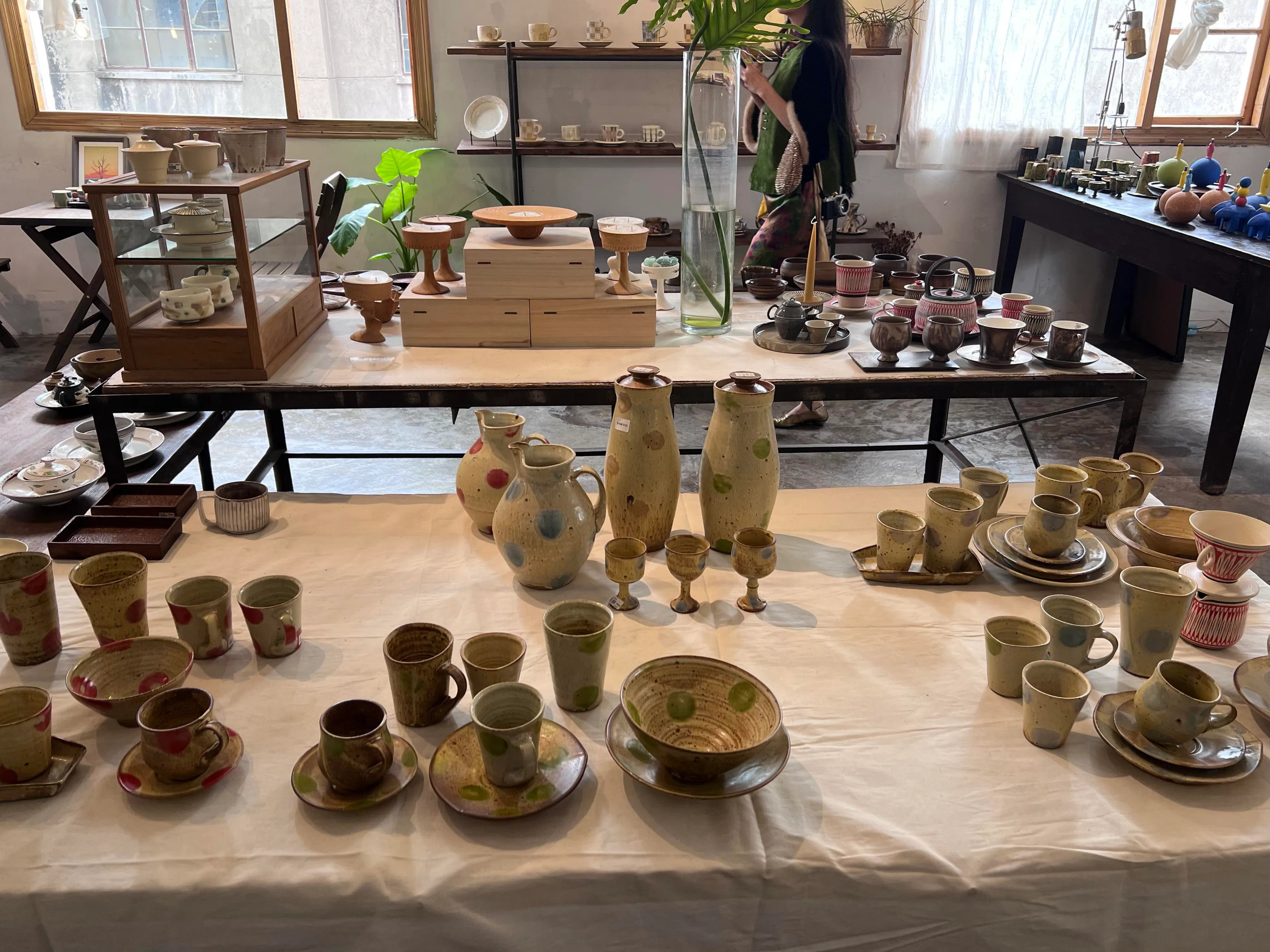Ken’s polka-dot homeware on display at a local boutique in Jingdezhen.