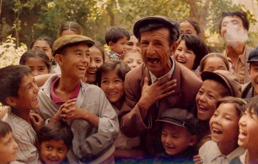 An elderly man telling a story in Yining, Xinjiang, 1980.