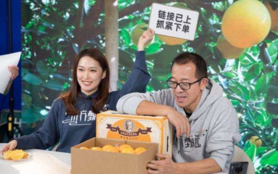 New Oriental founder Yu Minhong (right) has pivoted to selling farm products online. (Internet)