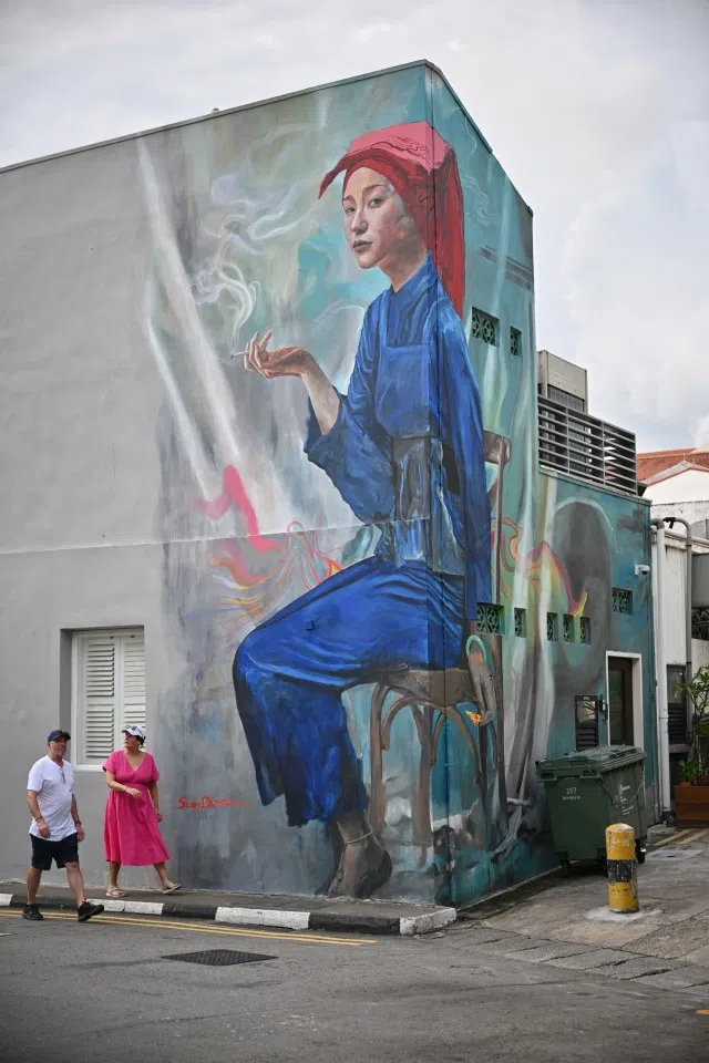 A mural in Singapore depicting a samsui woman smoking. (SPH Media)