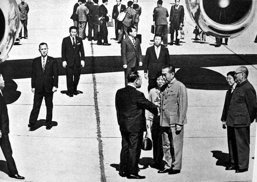 In September 1972, Japanese Prime Minister Tanaka Kakuei visited China and was welcomed by Prime Minister Zhou Enlai at the Beijing airport. Lin Liyun stood beside Zhou Enlai as the Japanese interpreter.