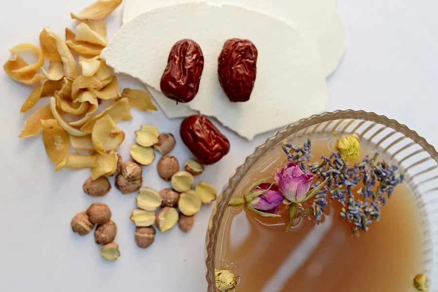 Ingredients that are added to tea in modern days. (SPH)