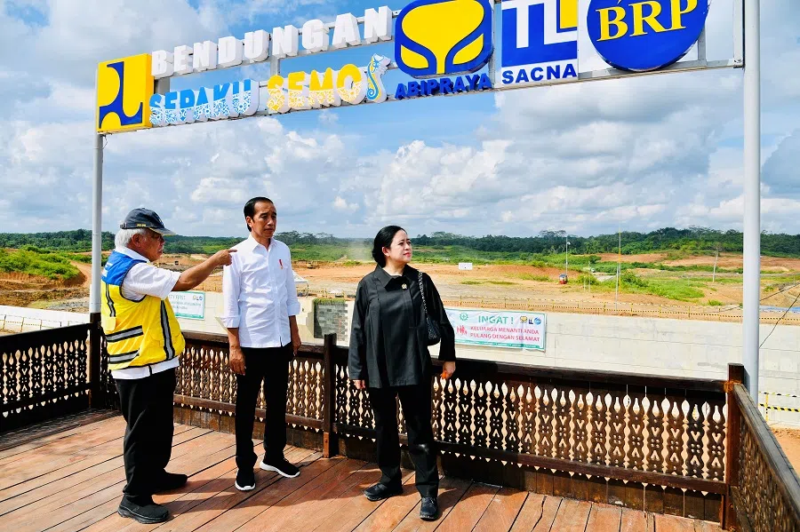 Indonesian President Joko Widodo, Speaker of the House of Representatives Puan Maharani and Minister of Public Works and Public Housing Basuki Hadimuljono inspect Semoi Sepaku Dam in East Kalimantan province, Indonesia, 22 June 2022. (Laily Rachev/Courtesy of Indonesian Presidential Palace/Handout via Reuters)