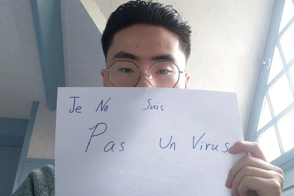 A young man posted this photo, along with the text: "Je suis Chinois, mais je ne suis pas un virus!! Je sais que tout le monde a peur au virus, mais pas de préjugé, svp. (I am Chinese, but I am not a virus! I know that everyone is afraid of the virus, but please do not pre-judge us.)" (@ChengwangL/Twitter)