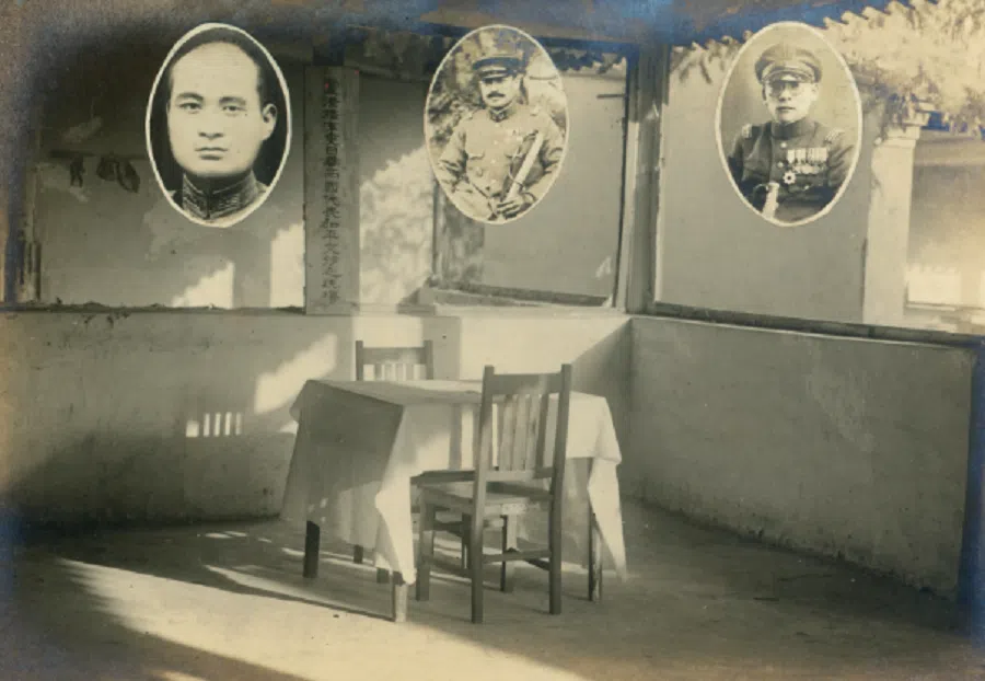 On the wall was a plaque with the inscription: “The site where representatives of the two countries conducted peace negotiations during the Lugou Bridge incident.” From left to right: Jin Zhenzhong, commander of China’s Wanping regiment; Sakurai Tokutaro, platoon commander in Japan’s 2nd Infantry Regiment; Teradaira Tadasuke, Japanese chief of staff.