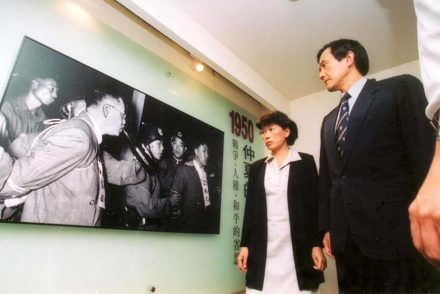 A solemn-faced Taipei mayor Ma Ying-jeou visits the Midsummer 1950 at Machangding exhibition, August 2000. As he looks at a photograph of left-wing figures being executed, his expression is solemn. Beside him is Cultural Affairs Bureau director Lung Ying-tai. This exhibition represented Ma’s public acknowledgment of past wrongs, the provision of compensation to victims’ families, and a pursuit of reconciliation and unity within the nation.