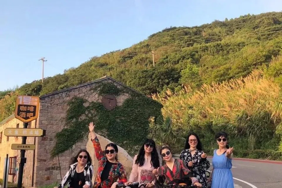 Zhang Xiaomei (third from left) on holiday with friends in Zhejiang province. (Photo provided by interviewee)
