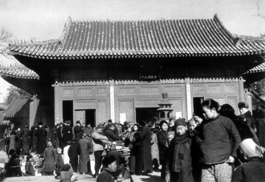 The first day of the new year is an important day to offer incense and prayers at Dongyue Temple in Beijing. Residents flock to this famous temple in hopes of good fortune in the new year.