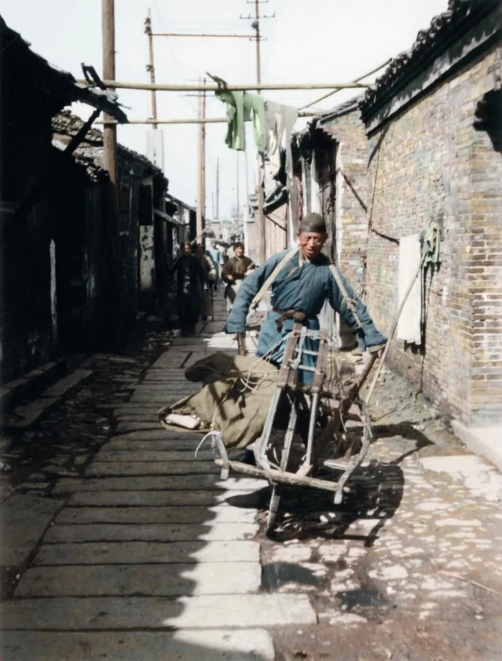 Traditional one-wheeled carts for transporting goods in Zhenjiang in the 1930s.