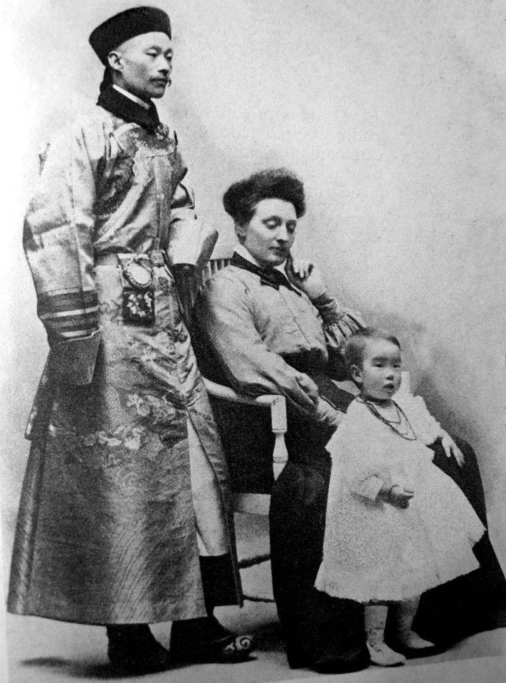 A young Nadine with her parents. (Wikimedia)