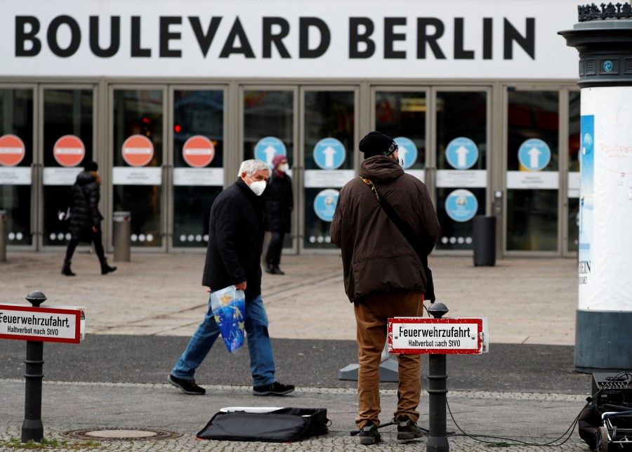 People at Schlossstrasse shopping boulevard, amid the coronavirus disease (COVID-19) pandemic during lockdown in Berlin, Germany, 25 January 2021. (Fabrizio Bensch/REUTERS)