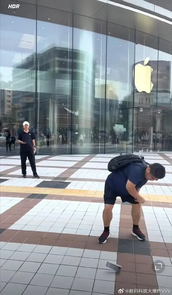 Liu Jin, a Chinese actor, smashes his iPhone in front of an Apple store in Beijing. (Internet)