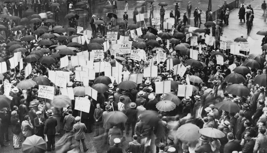 Crowds outside the Bank of United States in New York after its failure in 1931. (Wikimedia)