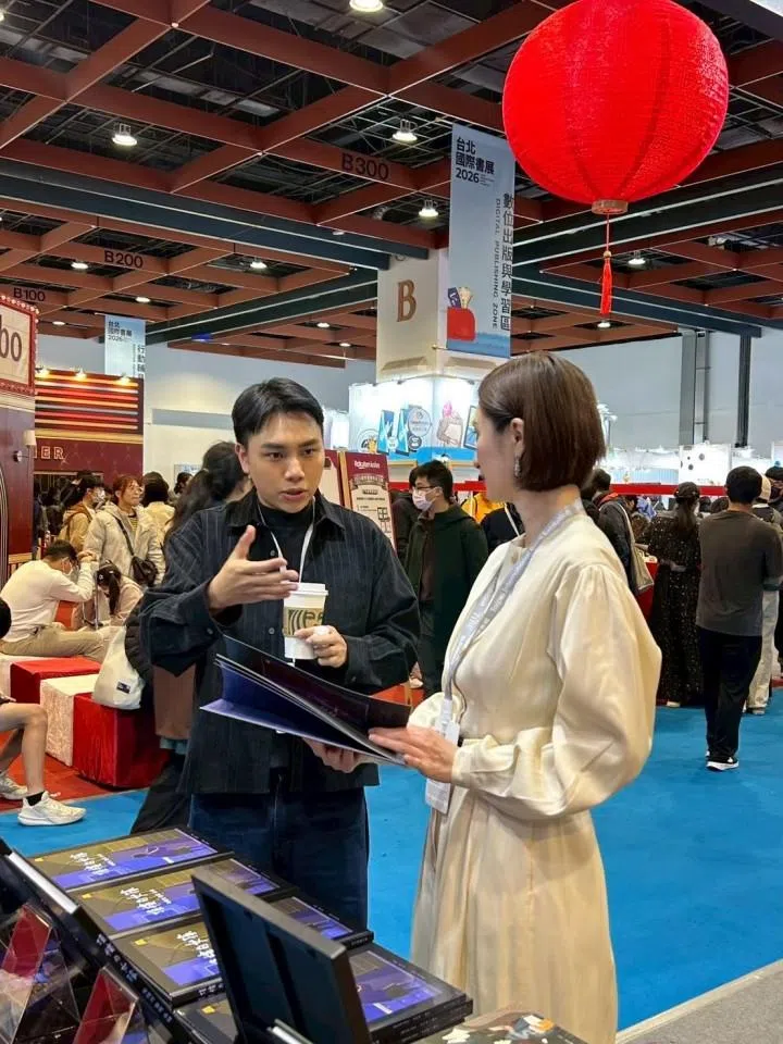 Picture book artist Hsu Tan-han introducing his work.