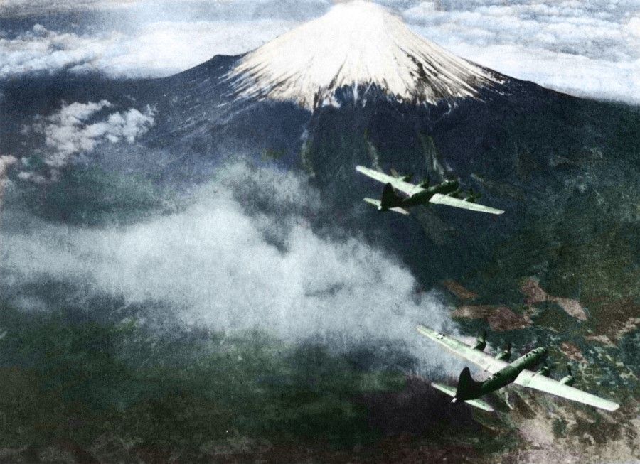 In February 1945, American B-29 Superfortress bombers set off from Guam, flew over Mount Fuji and dropped incendiary bombs on Tokyo. As the city burned, over 200,000 houses were razed and 80,000 people lost their lives, while 100,000 people were left injured and homeless.