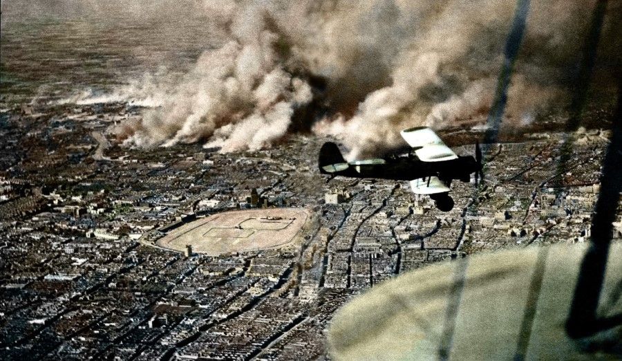 A Japanese military aircraft flies above Pudong, Shanghai, October 1937. The smoking area below is Zhabei district, which was bombarded by the Japanese army. During the Battle of Shanghai, the Japanese army sent many military aircraft to carry out aggressive bombing of Shanghai city, while also bombarding cities and towns including Nanjing, Anqing and Wuhu. The Chinese air force took off from Nanjing and Hangzhou, with both sides engaging in fierce air battles.