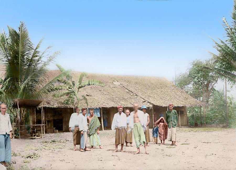 A group of Malay workers at their lodgings with their family members, 1900s.