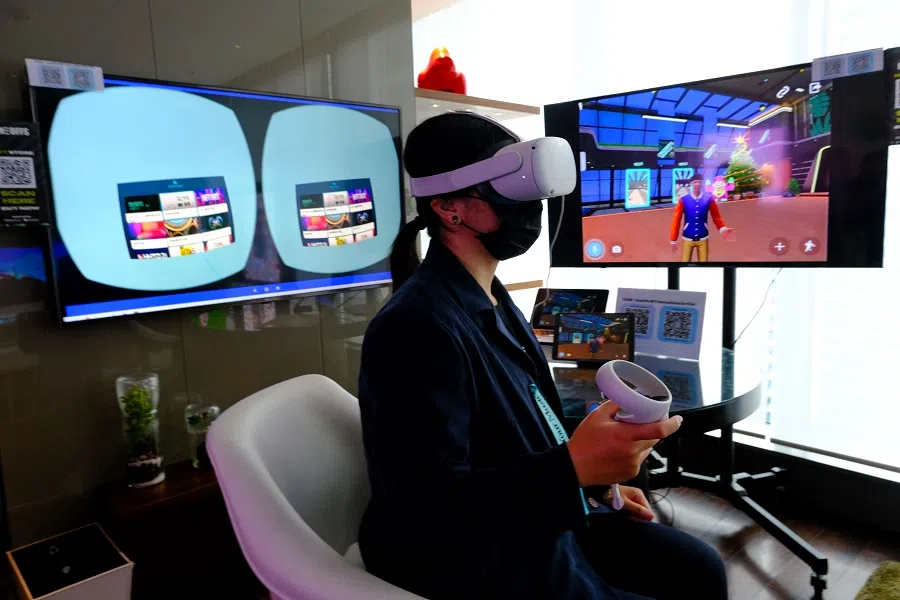 A visitor tries out an interactive virtual reality display at the OneOffs NFT International Art Fair in Taipei, Taiwan, held between 24-26 December 2021. (CNS)