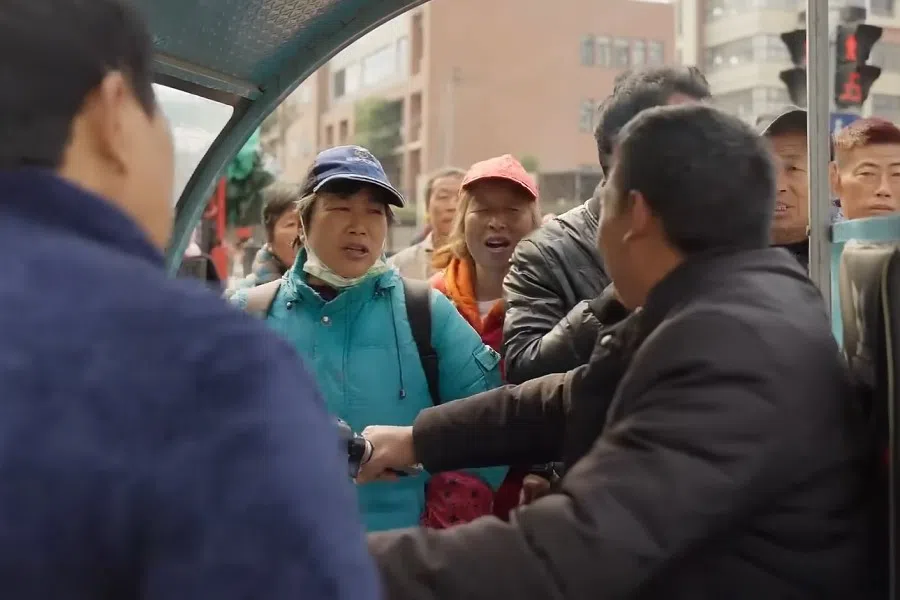 Migrant workers negotiate for a job. (Internet)