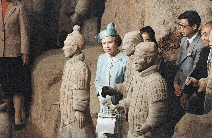 Queen Elizabeth II among terracotta warriors, 1986. (Internet)