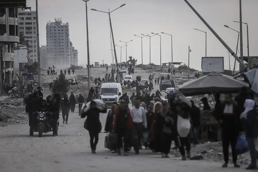 Displaced Palestinians return to the north from the southern Gaza Strip via the Al Rachid road, during the ceasefire, in Gaza City, Gaza, on 28 January 2025.