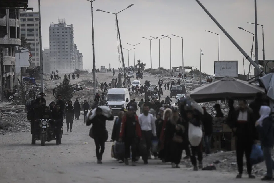 Displaced Palestinians return to the north from the southern Gaza Strip via the Al Rachid road, during the ceasefire, in Gaza City, Gaza, on 28 January 2025. (Ahmad Salem/Bloomberg)