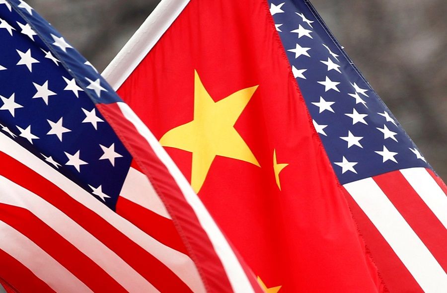 Chinese and US flags fly along Pennsylvania Avenue outside the White House in Washington, 18 January 2011. (Kevin Lamarque/File Photo/Reuters)