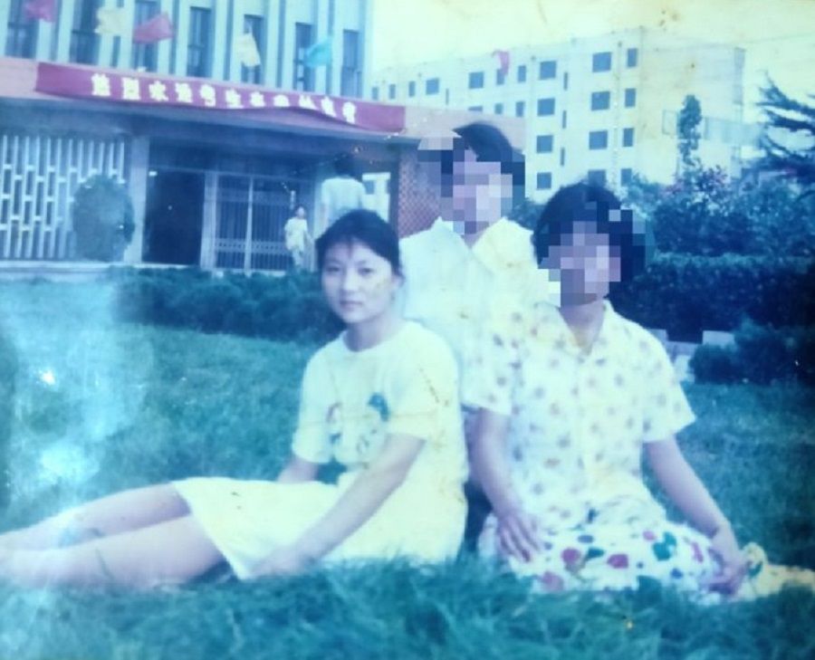 Gou Jing and her friends, taken a day before she took the gaokao in 1997. (Weibo)